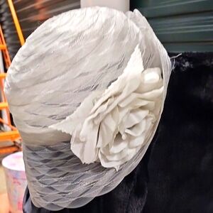 Swan hat new york Elegant White Floral Women's Hat